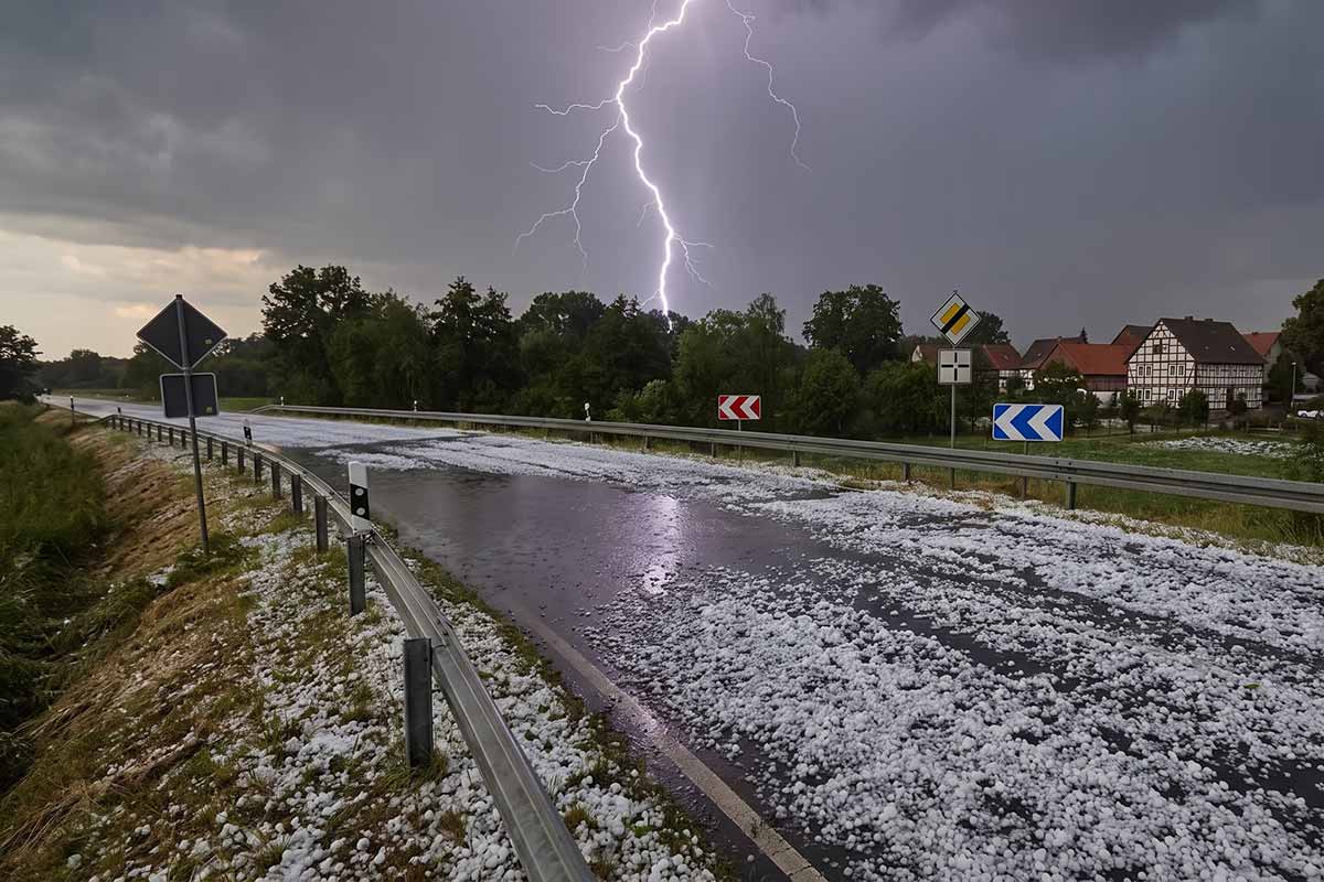 Град размером с теннисный мяч: Германию ждёт неделя новых гроз. Фото: ausnews.de