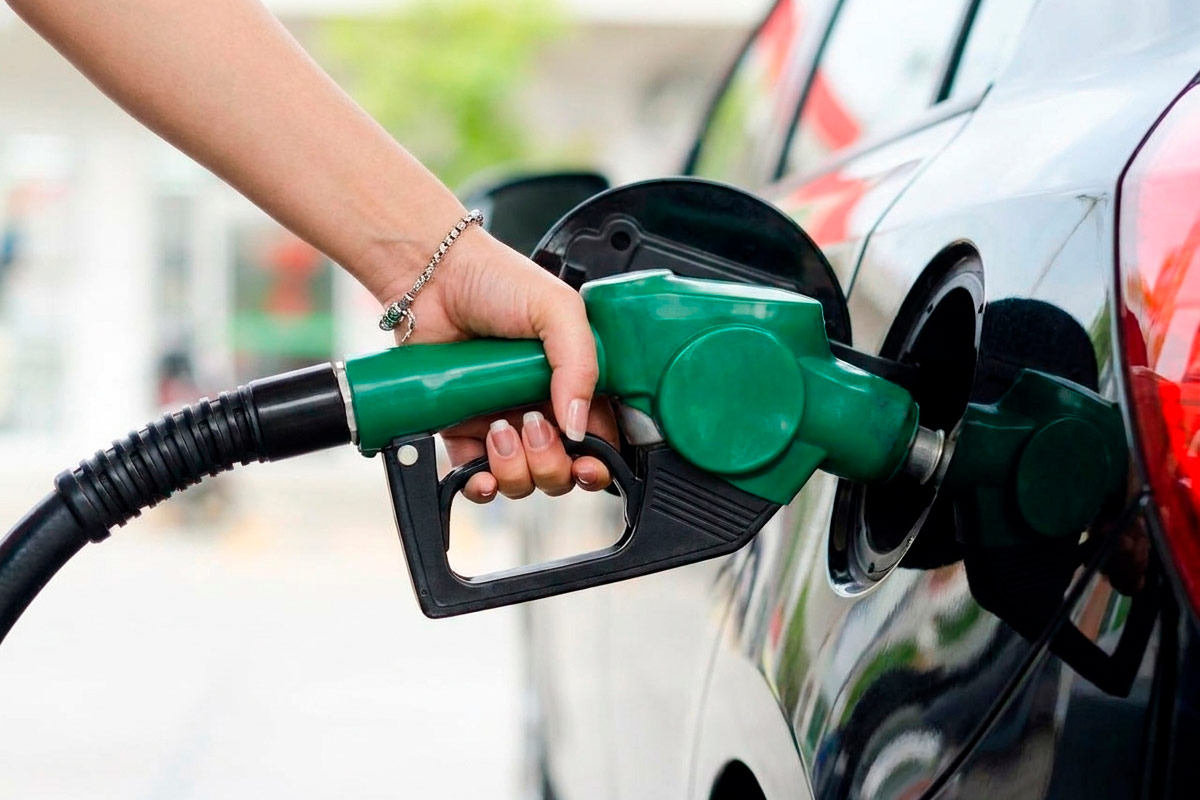Нефть подешевела на 43%, а цены на АЗС в Германии — нет. Фото: ausnews.de