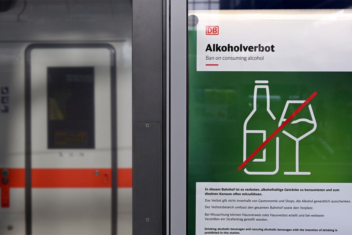 Deutsche Bahn запрещает пить алкоголь на новых вокзалах: что изменится для пассажиров. Фото: ausnews.de