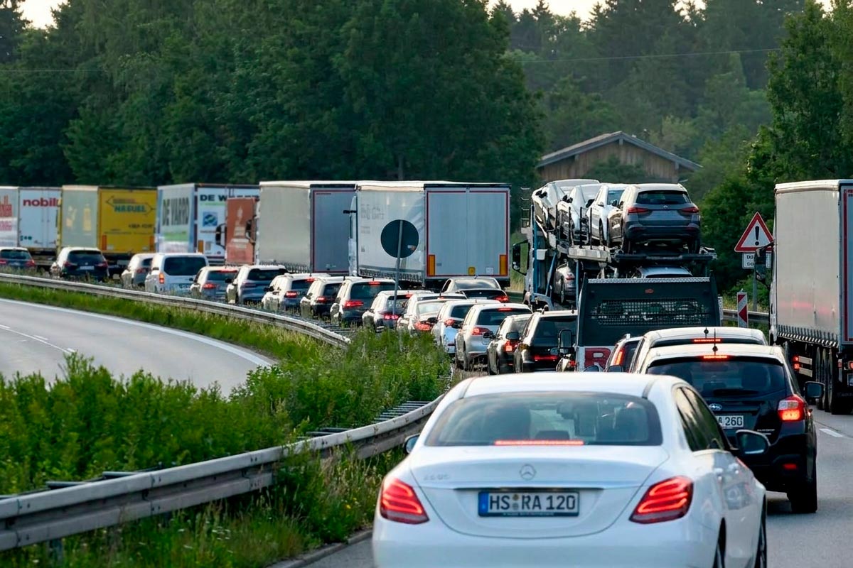 ADAC предупреждает о многочасовых пробках в Германии с 21 по 23 августа. Фото: ausnews.de
